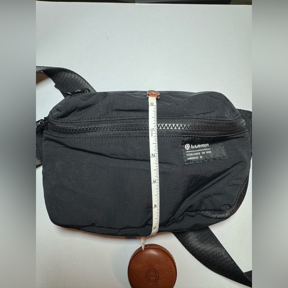 NWOT Lululemon Clean Lines Belt Bag Black 2L Unisex - Picture 7 of 9